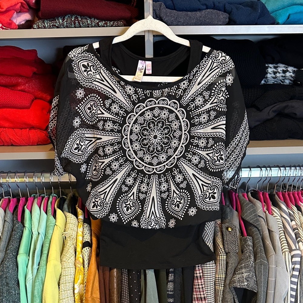 Dolled Up black/white print 2 layered dolman shirt sleeve blouse size S